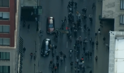 Vídeo: Carro avança sobre multidão durante protesto em Chicago