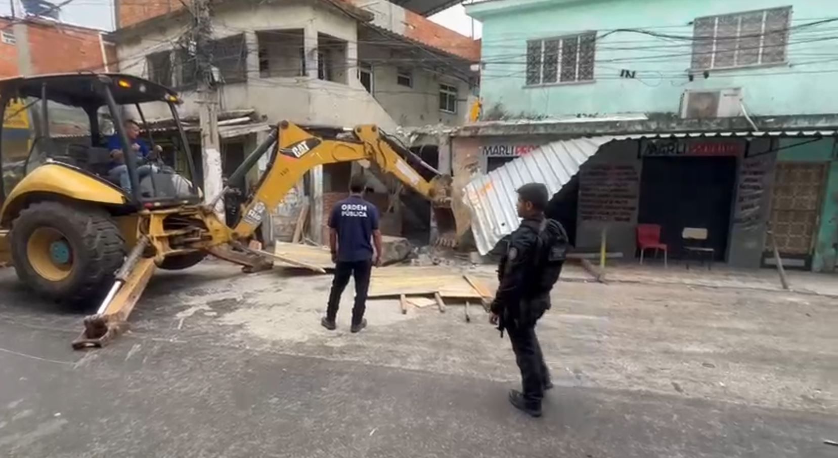Imagem de destaque do post: Falsa igreja usada pelo tráfico no Complexo de Israel é demolida