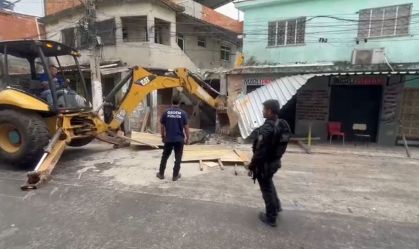 Imagem de destaque do post: Falsa igreja usada pelo tráfico no Complexo de Israel é demolida