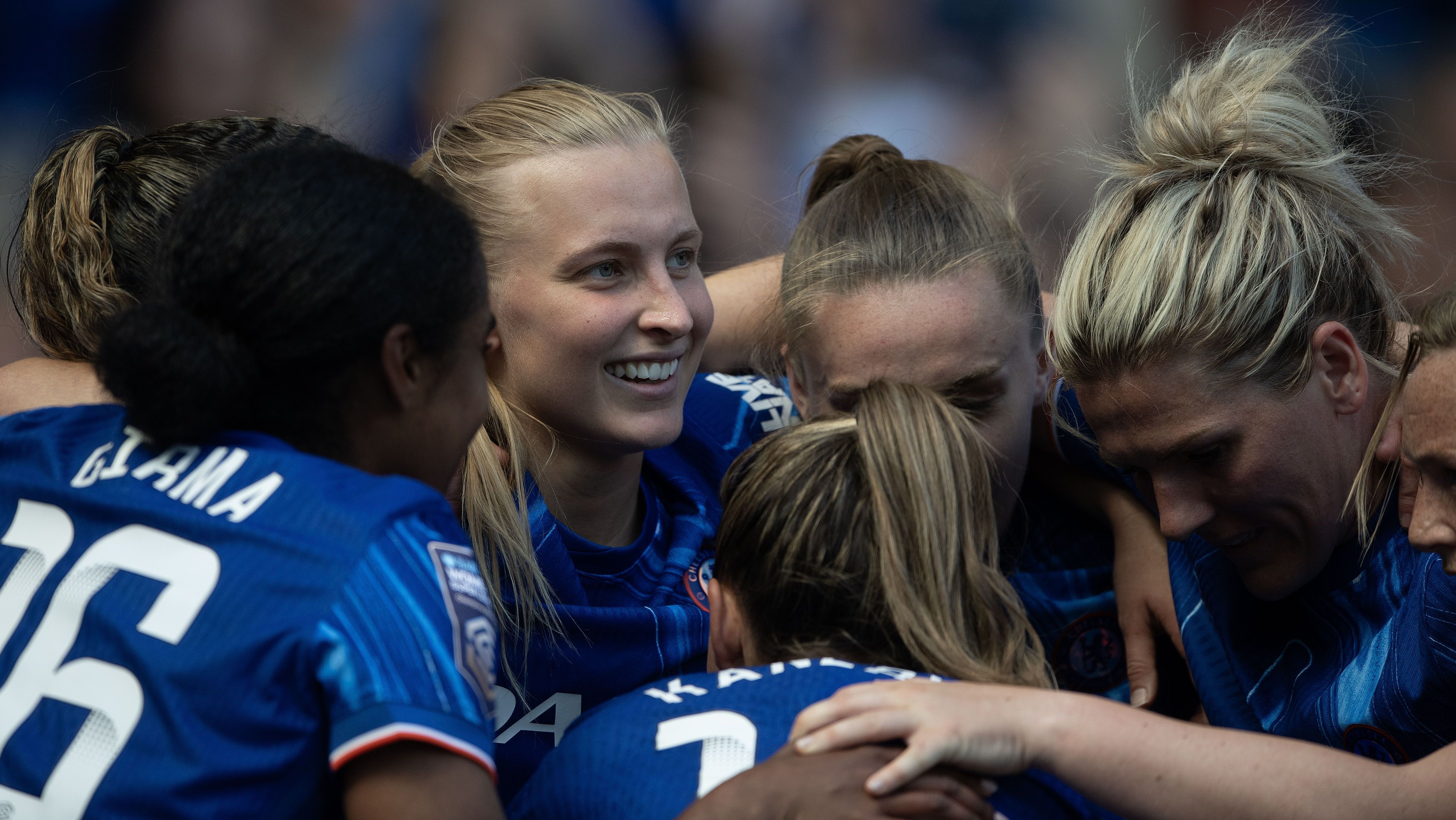 Agnes Beever-Jones, do Chelsea, comemora o gol da vitória com suas companheiras de equipe durante a partida da Superliga Feminina entre Chelsea FC e Liverpool, em Stamford Bridge, em 10 de maio de 2025