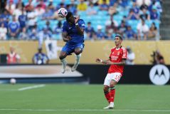 Badiashile e Di María disputam jogada no Mundial