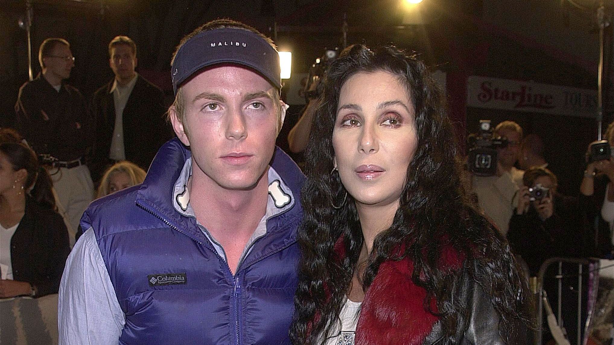 Cher e seu filho, Elijah, em Hollywood em 2001