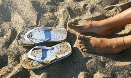 Chinelo de dedo é o item queridinho da temporada, diz ranking