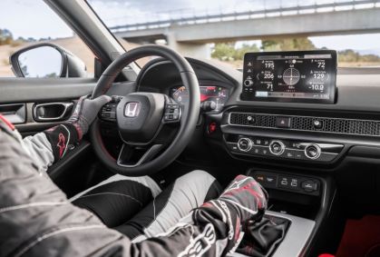 Veja 57 versões de carros com câmbio manual à venda em 2025
