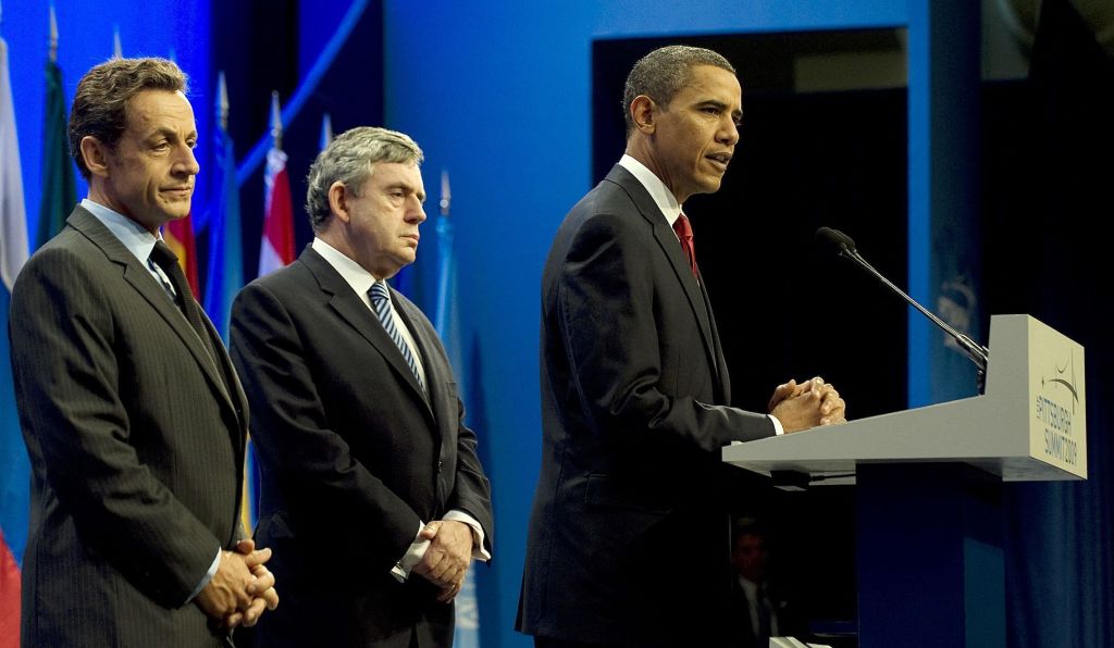 O presidente dos EUA, Barack Obama, faz uma declaração sobre o Irã durante o G20 em Pittsburgh, Pensilvânia, em 25 de setembro de 2009. Atrás dele estão o presidente francês Nicolas Sarkozy e o primeiro-ministro britânico Gordon Brown.