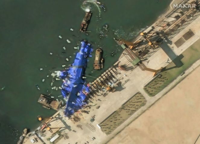 Imagens da Maxar mostram esforços contínuos para esconder o contratorpedeiro danificado no Estaleiro Hambuk um dia após o lançamento fracassado • Maxar/DigitalGlobe/Getty Images via CNN Newsource