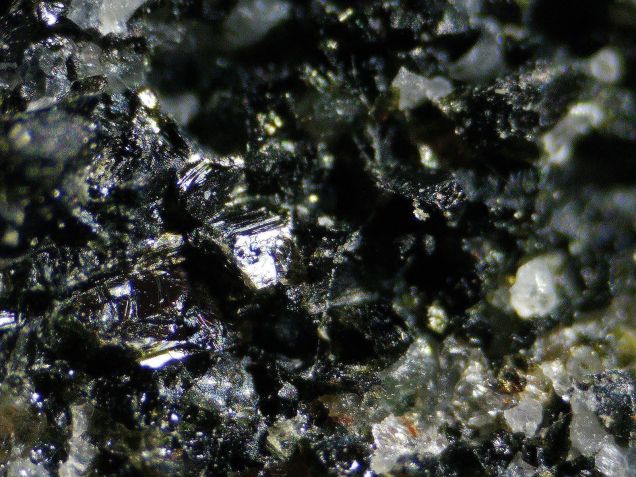 Uma foto em close das rochas de 4,16 bilhões de anos do cinturão de greenstone de Nuvvuagittuq, Nunavik, Quebec, Canadá. • Jonathan O'Neil via CNN Newsource