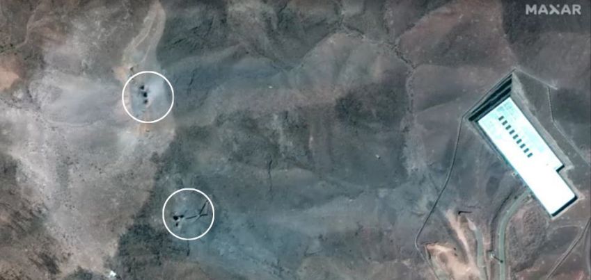 Imagem de satélite mostra crateras na instalação de enriquecimento de Fordow, no Irã, após ataques dos EUA. • Reprodução/Reuters