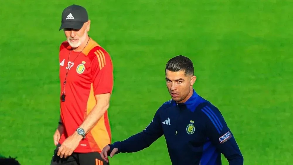 Stefano Pioli observa Cristiano Ronaldo durante treino do Al-Nassr em março de 2025