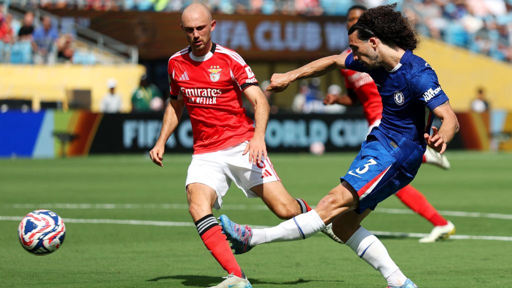 Cucurella finaliza para o gol do Benfica