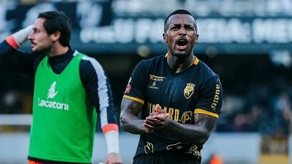 David Pastor em partida pelo Farense