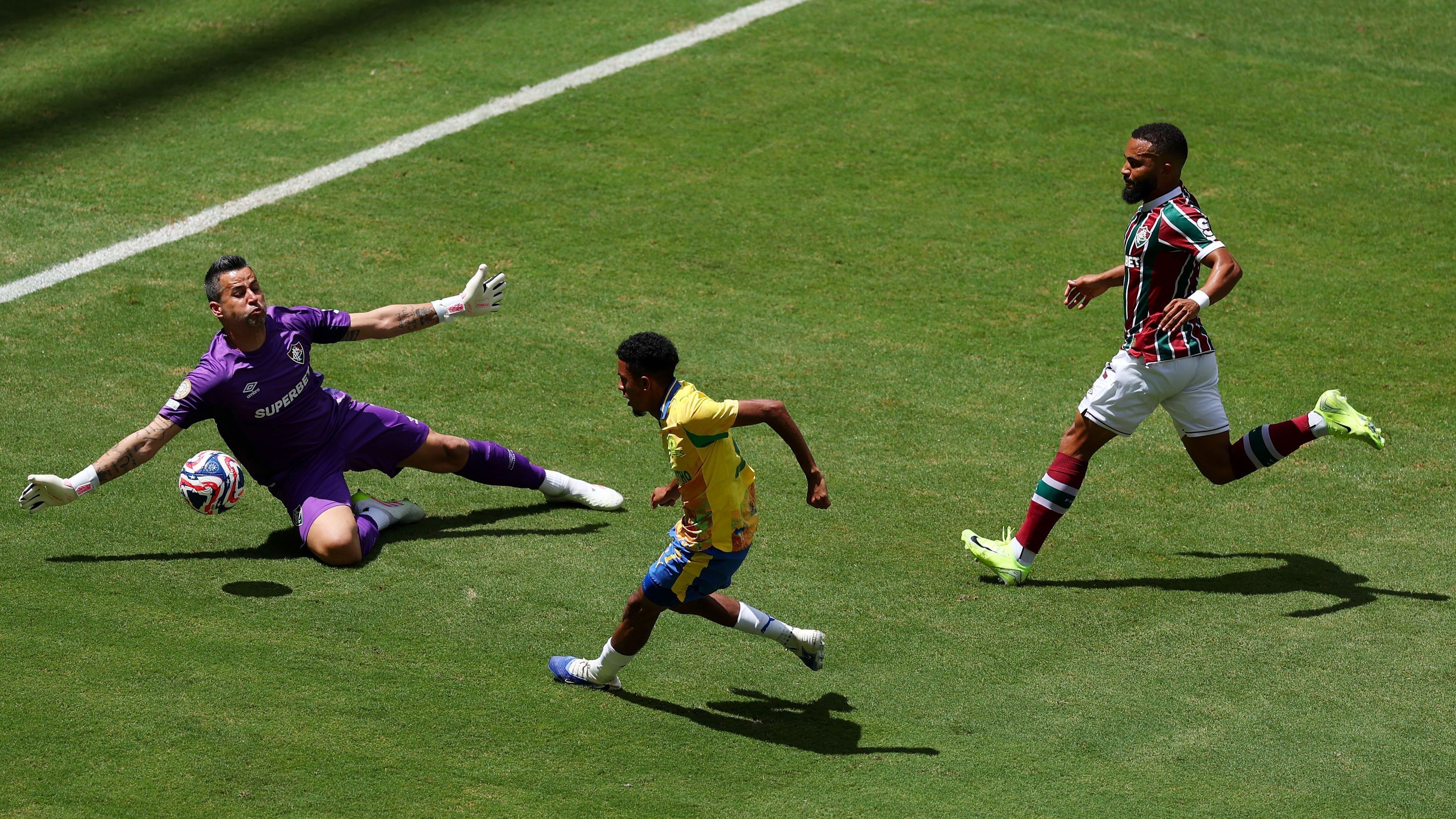 Fábio faz grande defesa e evita gol de Matthews em Fluminense x Mamelodi Sundowns pelo Mundial de Clubes
