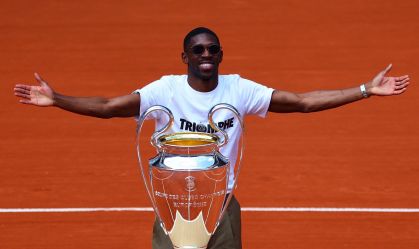 Campeão da Champions, Dembélé exibe taça do título em Roland Garros