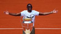 Campeão da Champions, Dembélé exibe taça do título em Roland Garros