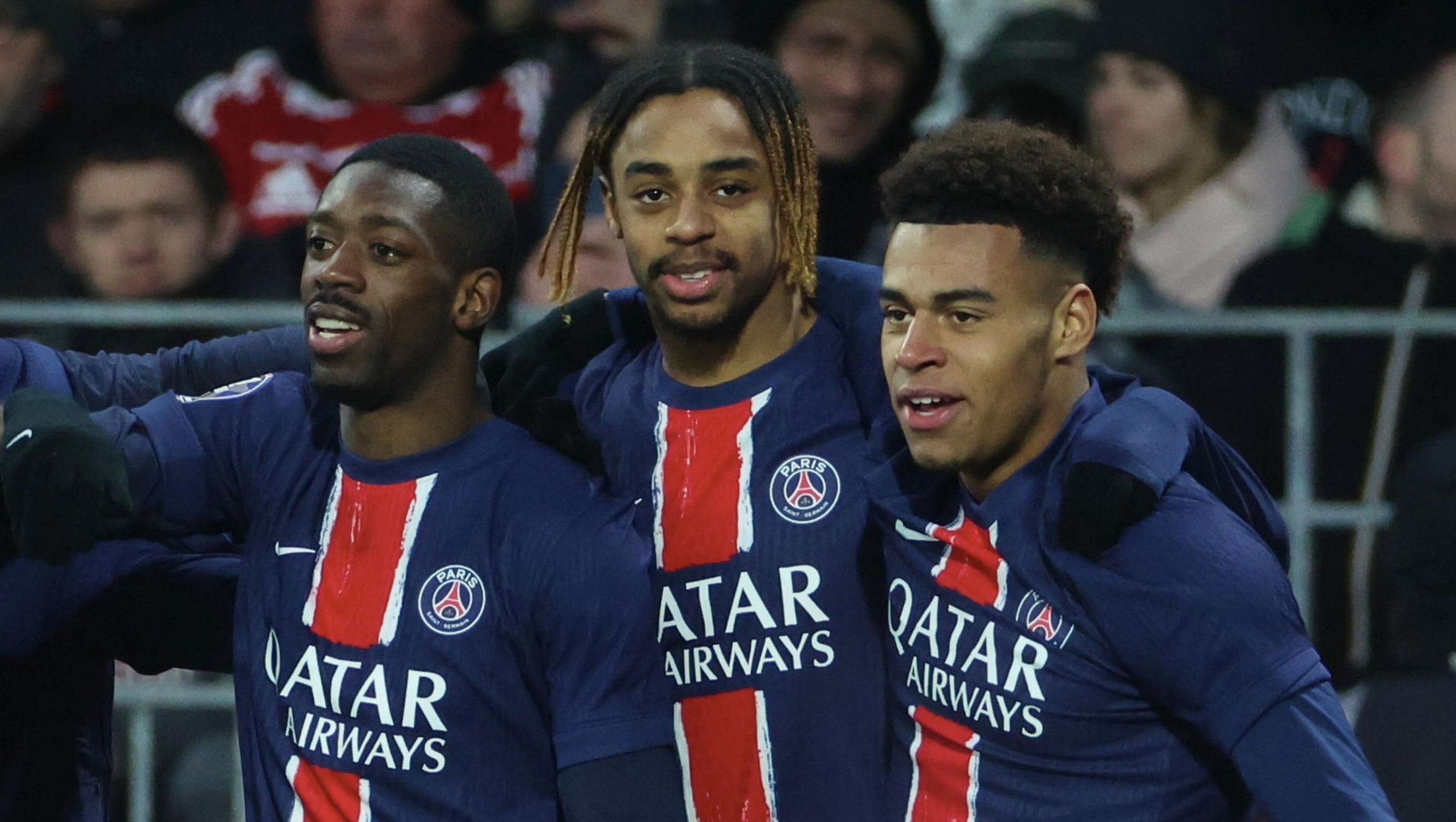 Dembélé, Barcola e Doué comemoram gol do PSG