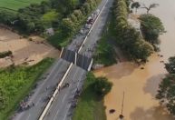 Ponte desaba em rodovia na Venezuela após chuvas intensas