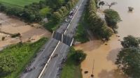 Ponte desaba em rodovia na Venezuela após chuvas intensas