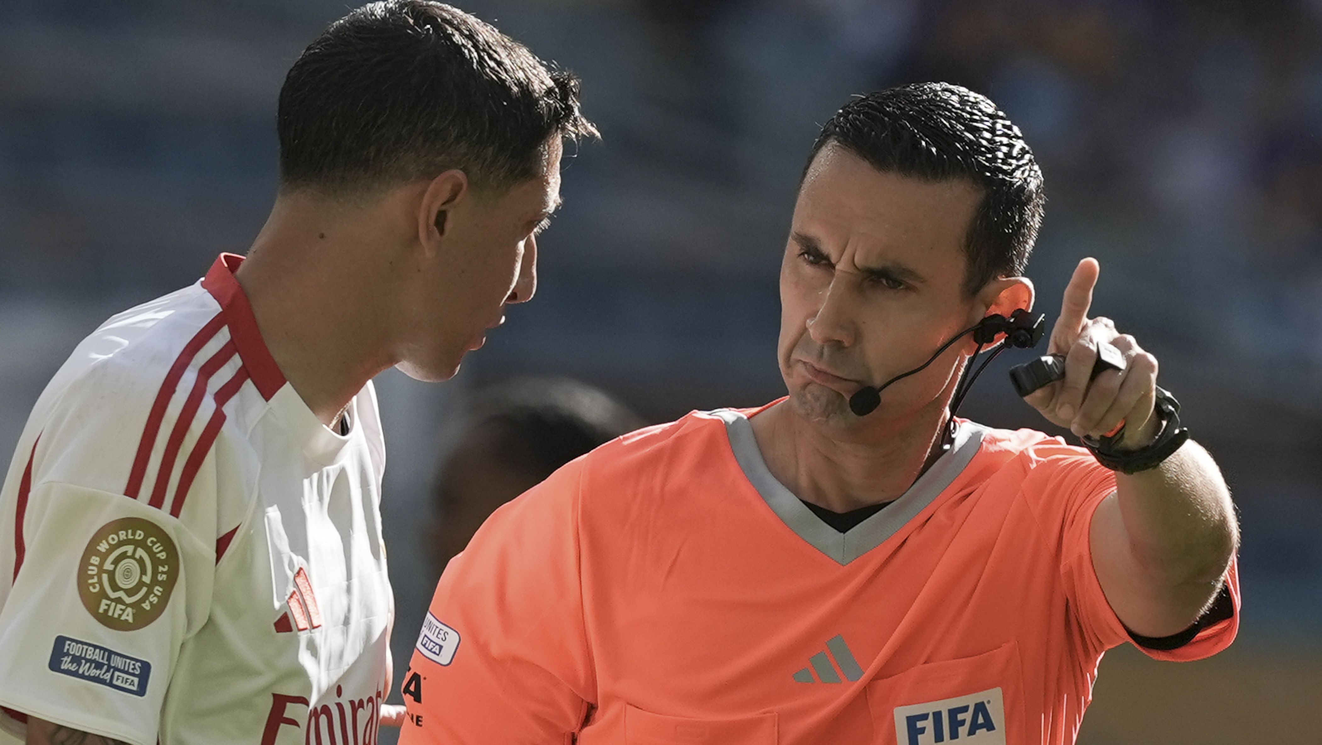 Ángel di María conversa com o árbitro mexicano César Ramos em Boca Juniors 2 x 2 Benfica