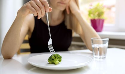 Dieta baixa em calorias pode agravar a depressão, mostra estudo
