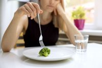 Dieta baixa em calorias pode agravar a depressão, mostra estudo