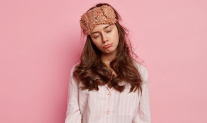Dormir com o cabelo solto faz mal? Especialista responde