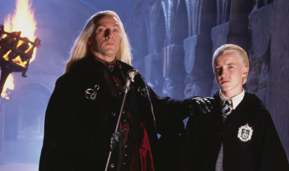 Pai e filho em "Harry Potter", astros se reencontram em evento; veja