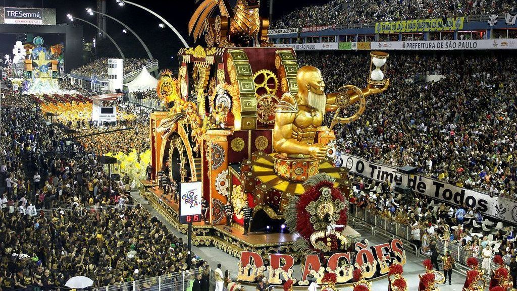 Desfile da escola de samba paulistana Dragões da Real no Carnaval 2025