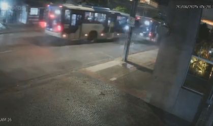 Vídeo: colisão entre dois ônibus deixa nove pessoas feridas em BH