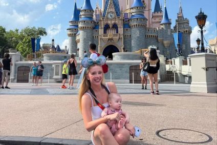 Duda Reis e a filha, Aurora, na Disney