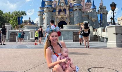 Duda Reis leva a filha Aurora, de 5 meses, à Disney pela primeira vez