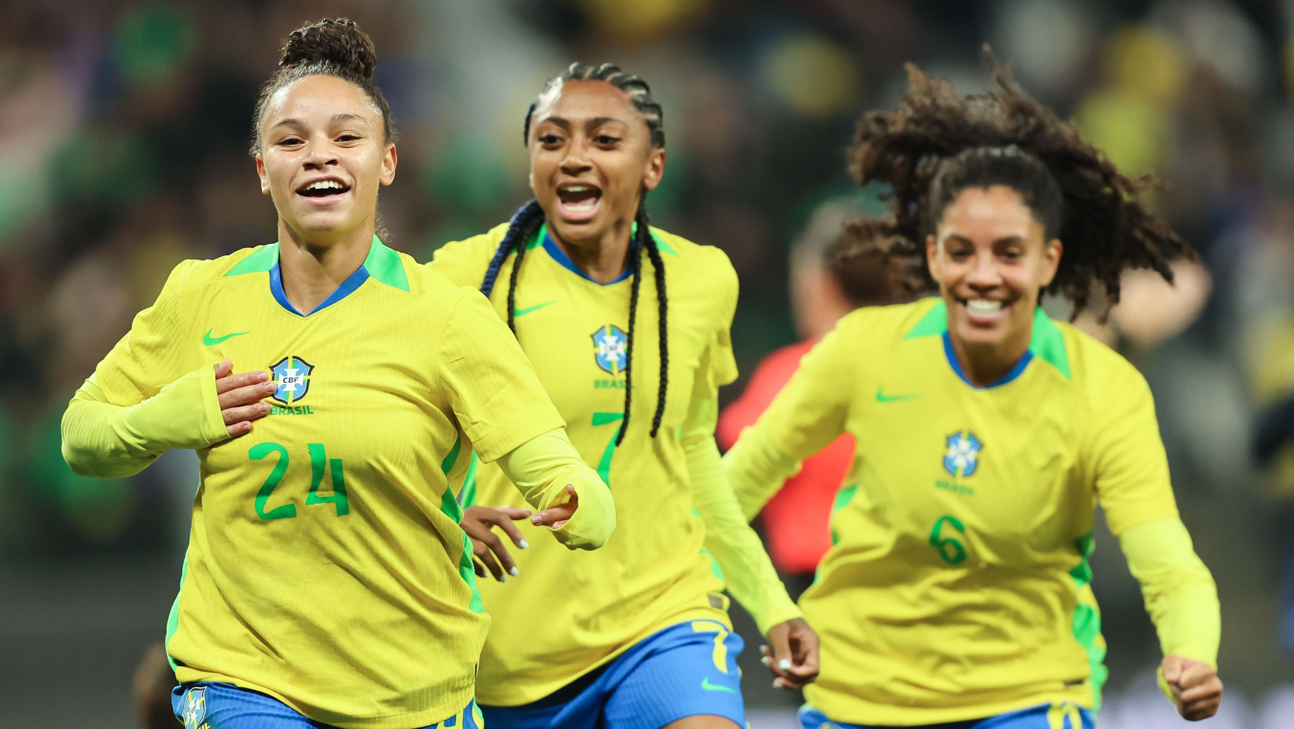 Dudinha celebra gol pela Seleção Brasileira em amistoso com o Japão