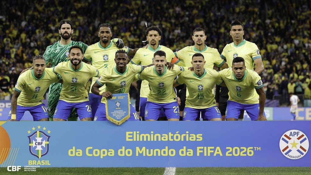 O elenco da Seleção Brasileira em jogo contra o Paraguai