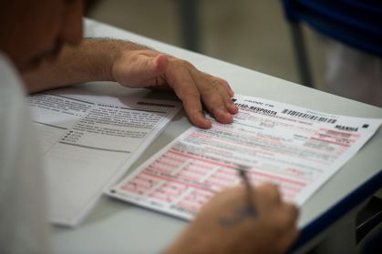 Candidato preenchendo gabarito