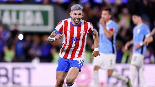 Enciso comemora um dos gols do Paraguai contra o Uruguai, pelas Eliminatórias