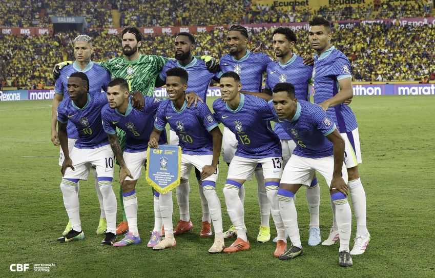 Escalação da Seleção Brasileira na estreia de Ancelotti: em pé, Richarlison, Alisson, Gerson, Alexsandro, Marquinhos e Casemiro; agachados, Vini Jr., Bruno Guimarães, Estêvão, Vanderson e Alex Sandro • Rafael Ribeiro/CBF