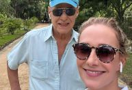 Chico Buarque passeia com a mulher após cirurgia no crânio