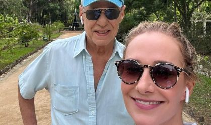 Chico Buarque passeia com a mulher após cirurgia no crânio