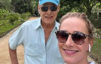 Chico Buarque passeia com a mulher após cirurgia no crânio