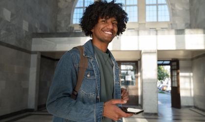 Programa abre 15 mil vagas em curso de inglês gratuito para pessoas negras