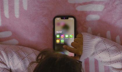 Estudo alerta sobre riscos do excesso digital e suicídio entre adolescentes