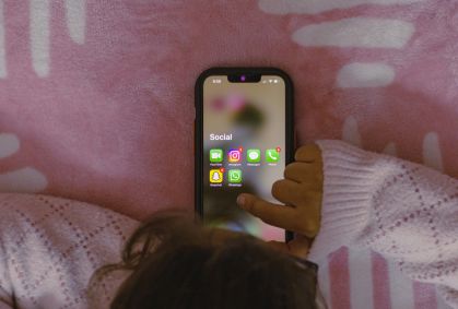 Estudo alerta sobre riscos do excesso digital e suicídio entre adolescentes