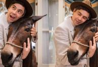 "Êta Mundo Melhor": Sérgio Guizé conta curiosidades sobre o burro Policarpo