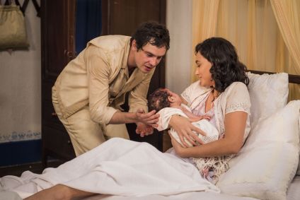 Candinho (Sergio Guizé) e Filomena (Debora Nascimento)