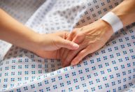 Metade dos médicos escolheria eutanásia em câncer ou Alzheimer, diz estudo