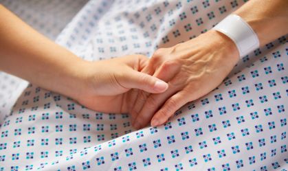 Metade dos médicos escolheria eutanásia em câncer ou Alzheimer, diz estudo