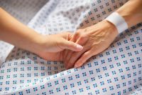 Metade dos médicos escolheria eutanásia em câncer ou Alzheimer, diz estudo