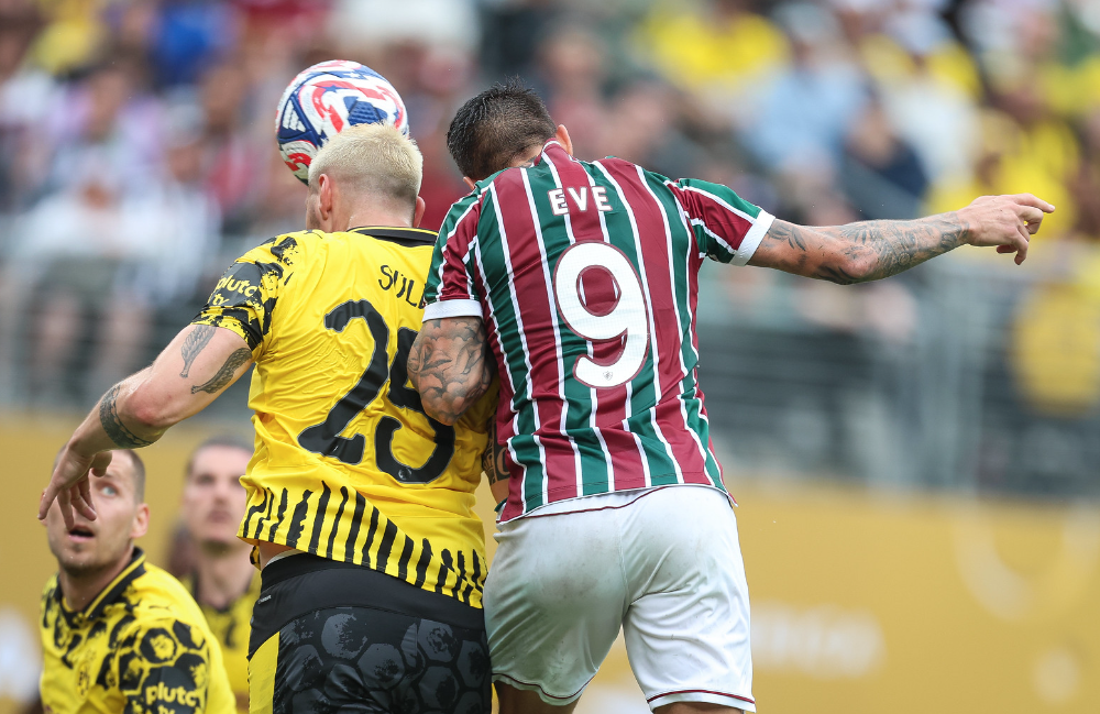Everaldo durante a partida contra o Borussia Dortmund