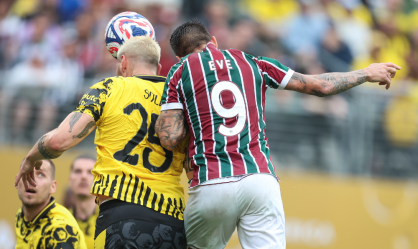 Everaldo durante a partida contra o Borussia Dortmund