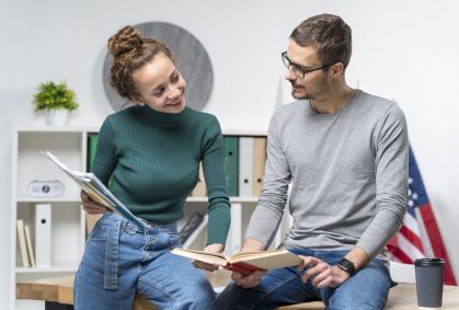 Trava na hora de falar inglês? Veja 6 estratégias para conversar sem medo