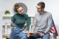 Trava na hora de falar inglês? Veja 6 estratégias para conversar sem medo